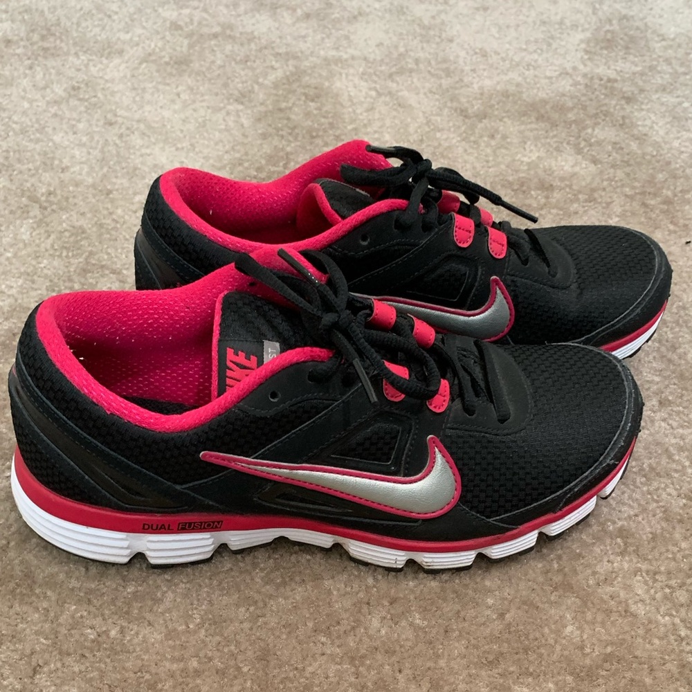 Women’s Nike black/pink Dual Fusion 9, Looks BRAND NEW. Worn 1 time, see images.